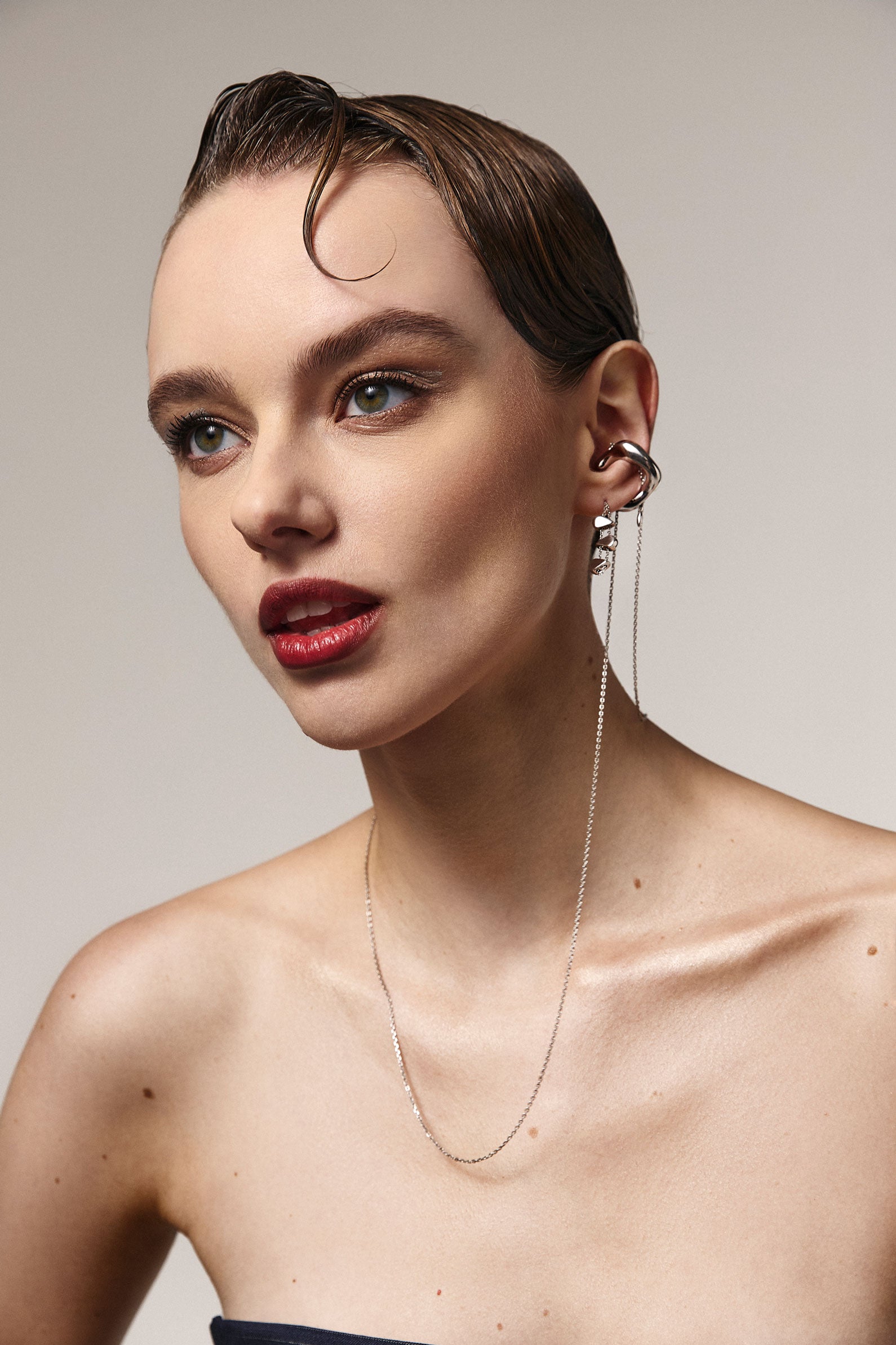 Entero 7-in-1 cuff-necklace on the girl