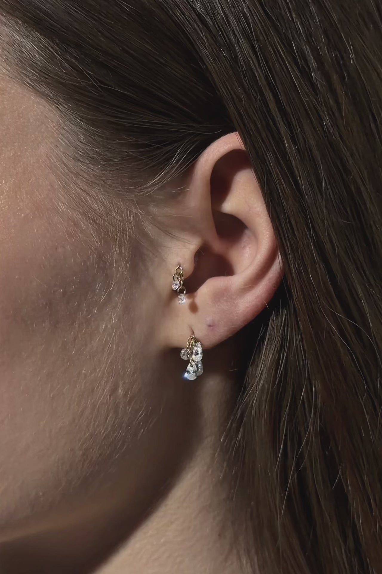 Gold earring with pear-shaped gem pendant