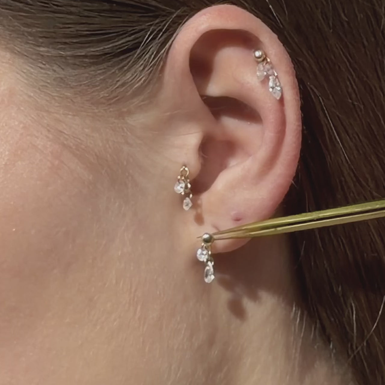 Reversible pear-shaped earring on the ear